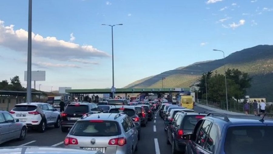 Morina p&euml;rballet me fluks t&euml; lart&euml;, mij&euml;ra pushues nga