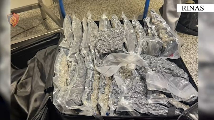 46 kg kanabis n&euml; form&euml; xhelatine "udh&euml;tuan" nga Toronto