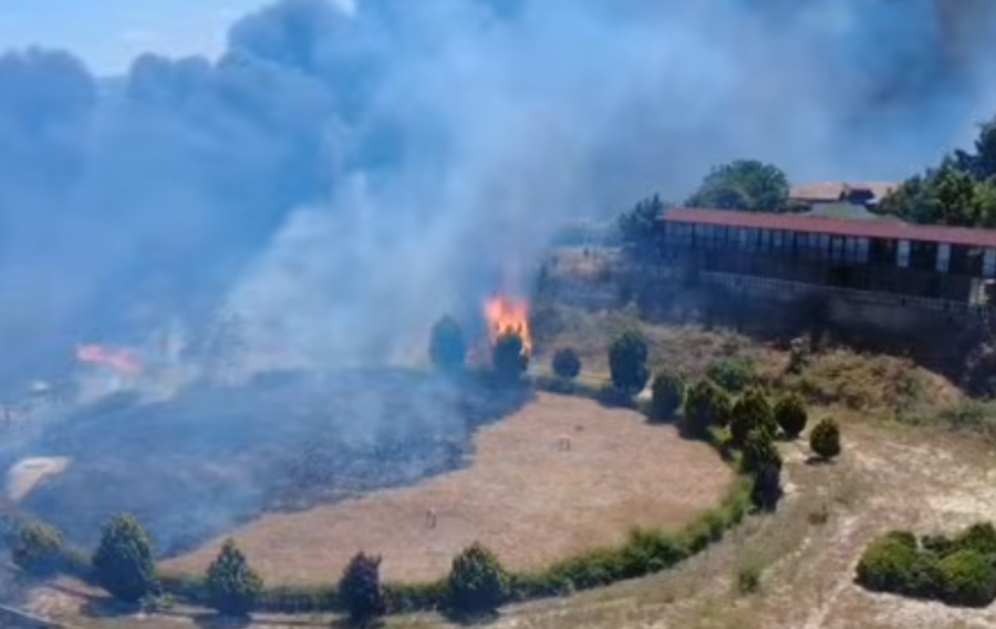Zjarri n&euml; Fier del jasht&euml; kontrollit, flak&euml;t u afrohen banesave,