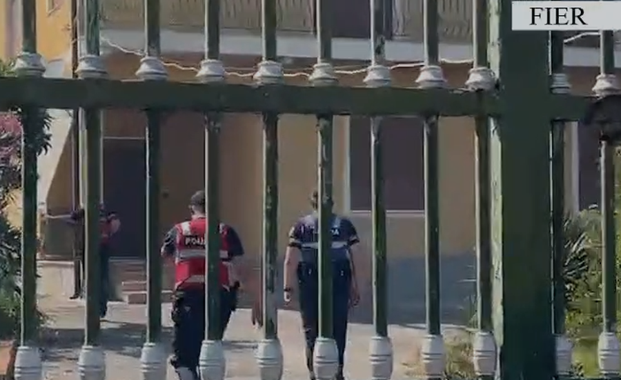 Situat&euml; dramatike nga flak&euml;t n&euml; Fier! Policia: Jan&euml; evakuuar