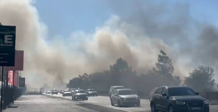 Bllokohet qarkullimi Tiran&euml;&ndash;Durr&euml;s, flak&euml;t e zjarrit