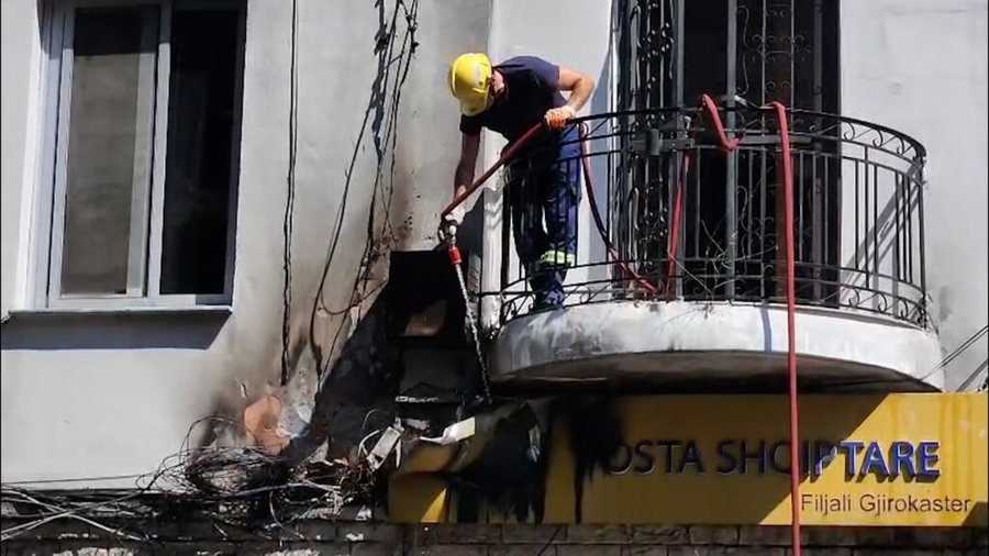 Zjarr n&euml; fasad&euml;n e Post&euml;s Shqiptare n&euml; Gjirokast&euml;r,