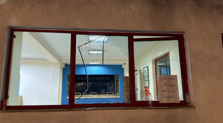 Protesta e 4 korrikut/ Sulmi me gur&euml; te Komisariati nr.3 n&euml;