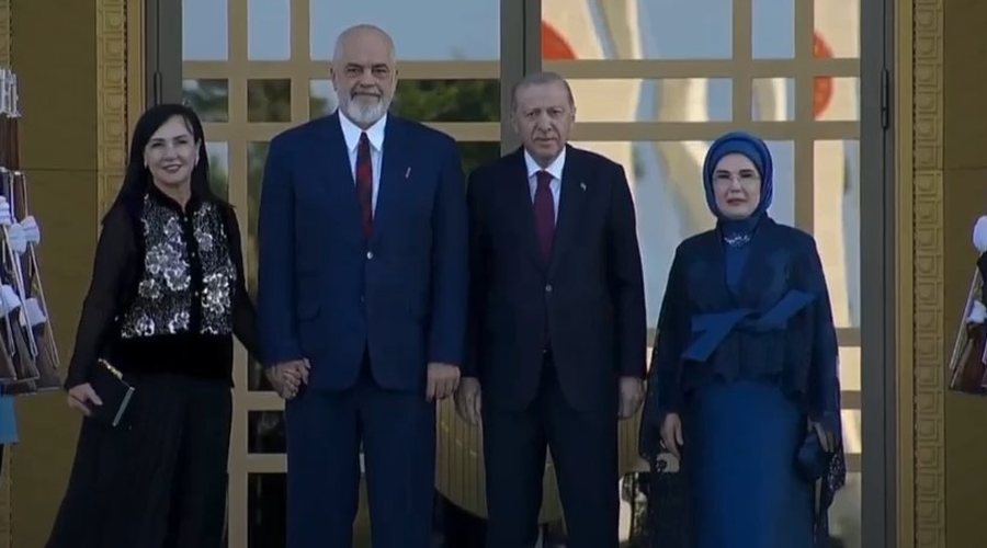 Rama mb&euml;rrin n&euml; Ankara, pritet nga Erdogan n&euml; dark&euml;n zyrtare