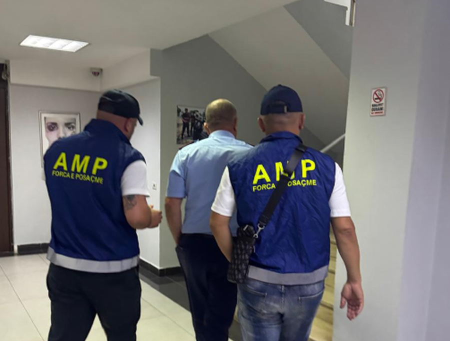 Drog&euml; e loj&euml;ra fati! Arrestohet efektivi dhe 2 persona,