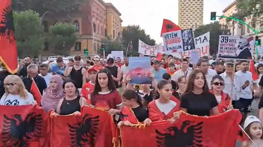 Protesta e 39-t&euml;! Me pankarta dhe thirrje p&euml;r dor&euml;heqje,