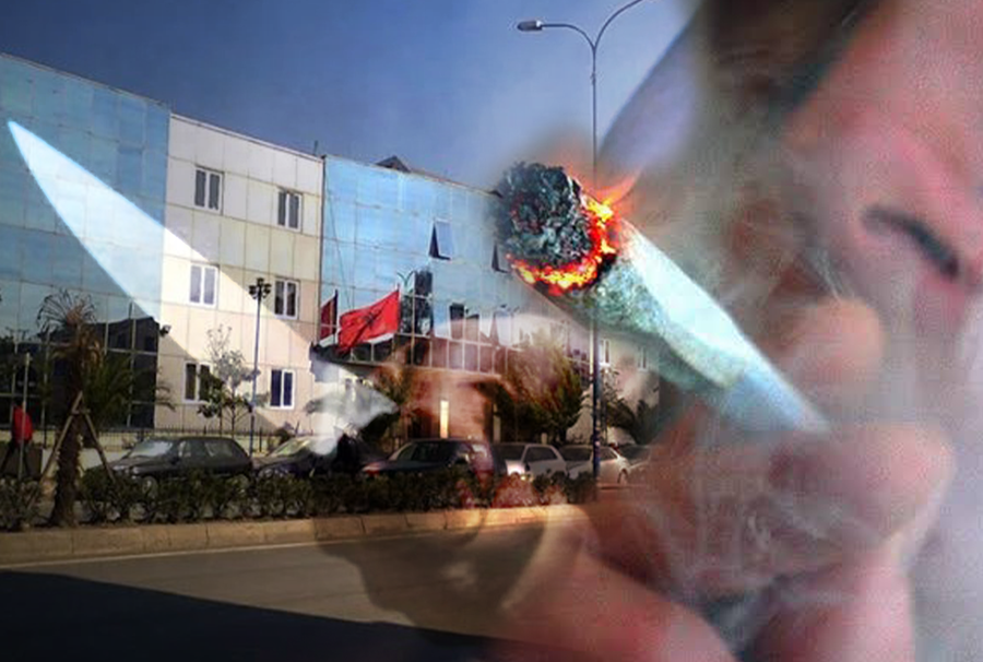 Xhaxhai e kapi duke pir&euml; cigare hashashi, i mituri e plagos me thik&euml;