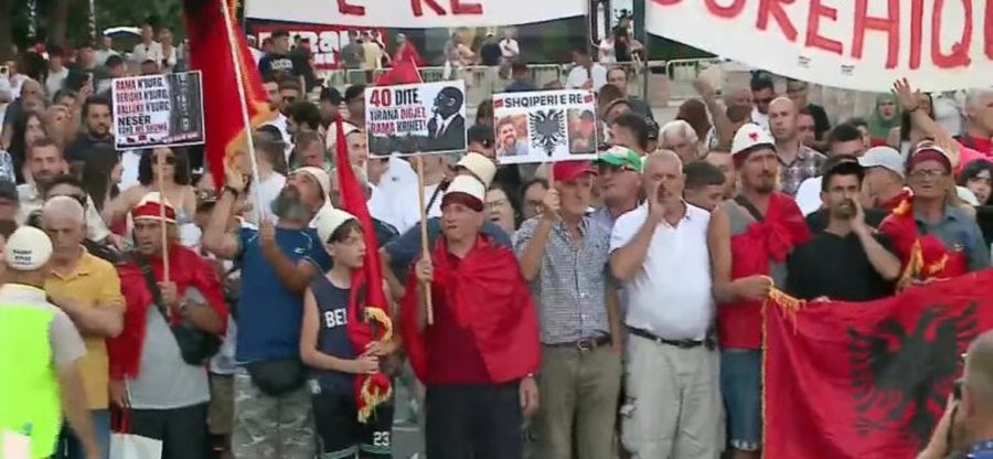 Protesta e 40-t&euml; n&euml; Tiran&euml;, qytetar&euml;t nisin marshimin drejt