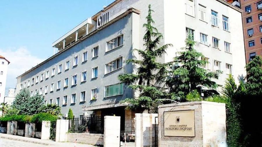 Sekuestrohen 53 mij&euml; m&sup2; tok&euml; n&euml; Durr&euml;s, 12 persona