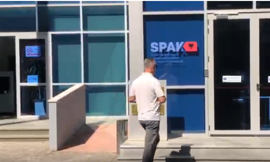 Hetimet p&euml;r tenderat/ Biznesmeni Eral Myftaraj paraqitet n&euml; SPAK