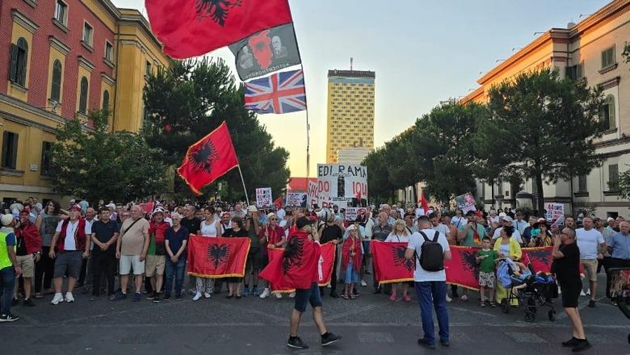 Dita e 44-t&euml; e tubimit n&euml; Tiran&euml;! Protestuesit