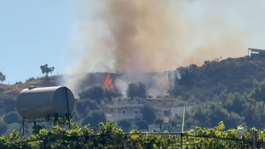 Zjarr n&euml; lagjen &lsquo;15 Tetori&rsquo; n&euml; Vlor&euml;, flak&euml;t