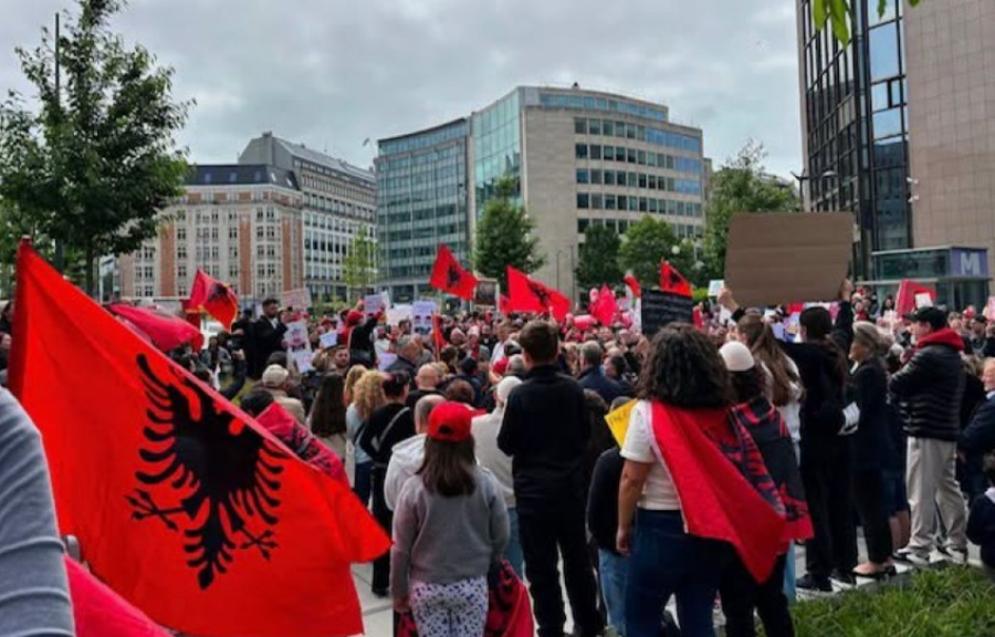 N&euml; dit&euml;n e Konferenc&euml;s Shqip&euml;ri-BE, protesta p&euml;r