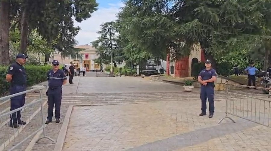 Pas pak seanca, policia "blindon" Kuvendin, forca policie dhe gardh