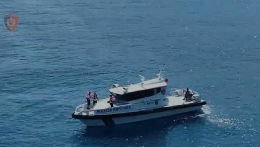 8 milje larg gryk&euml;derdhjes s&euml; Vjos&euml;s, Policia kufitare