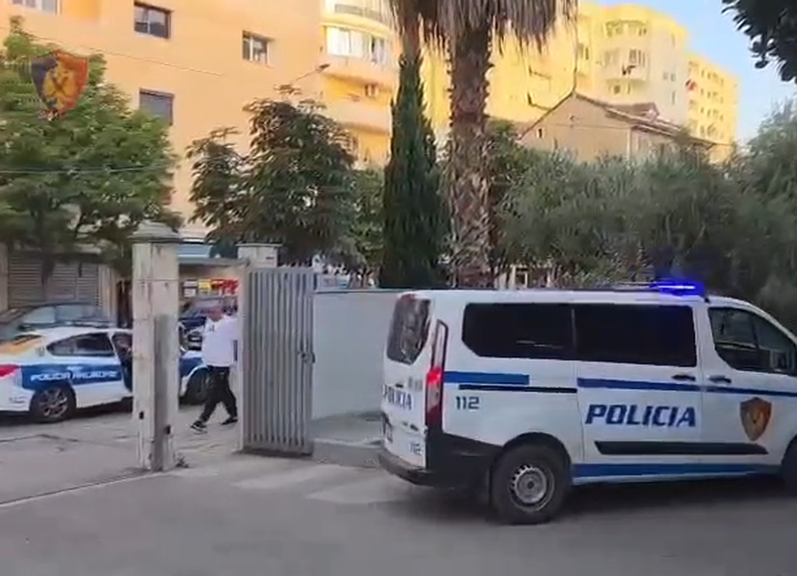 Shotgun, kallashnikov...Zbulohet baz&euml; arm&euml;sh n&euml; Durr&euml;s,