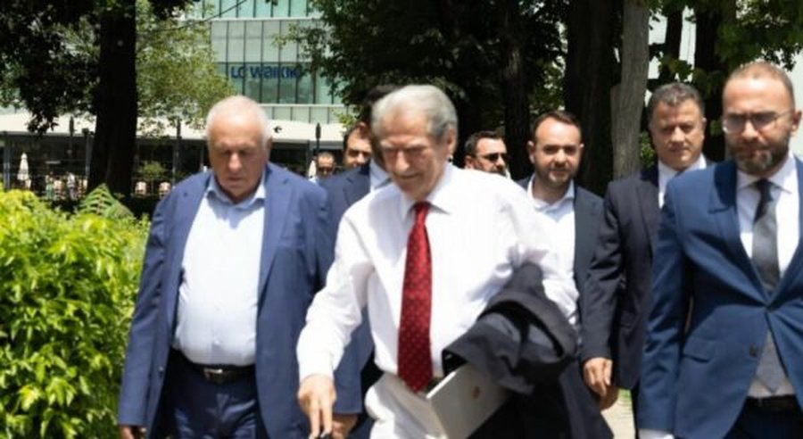 Kuvend dhe Protest&euml;! Opozita 'blindoi' foltoren dhe nuk lejoi