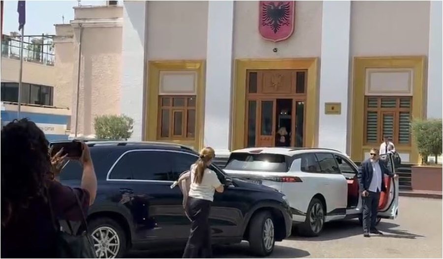 Kuvend dhe Protestë! Opozita 'blindoi' foltoren dhe nuk lejoi