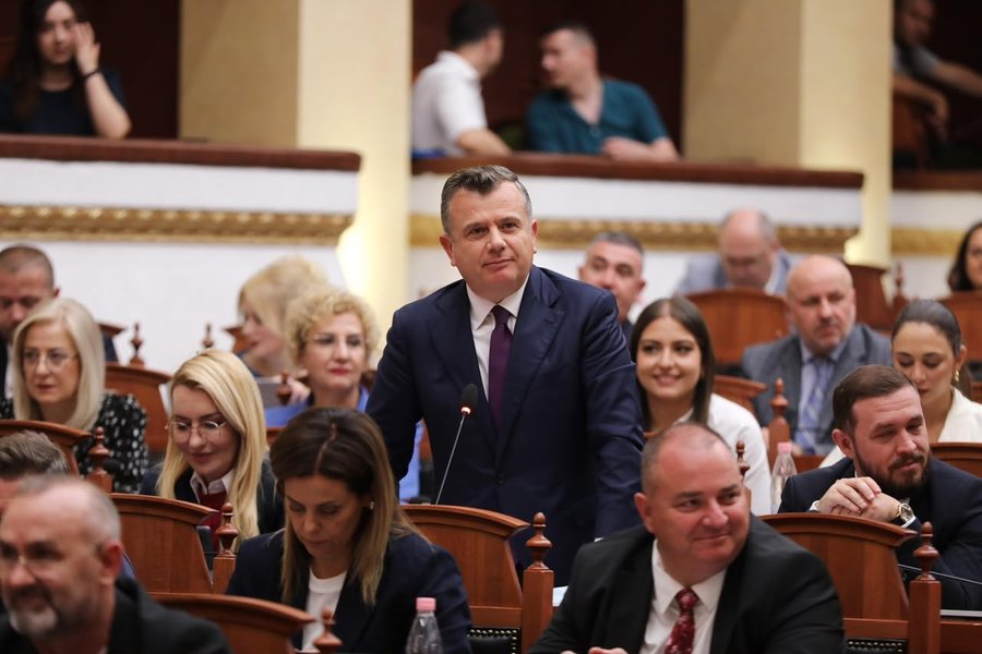 Kuvend dhe Protest&euml;! Opozita 'blindoi' foltoren dhe nuk lejoi