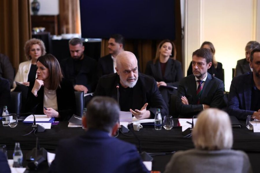 Rama mbledh t&euml; premten grupin e zgjeruar t&euml; PS, &ccedil;far&euml;