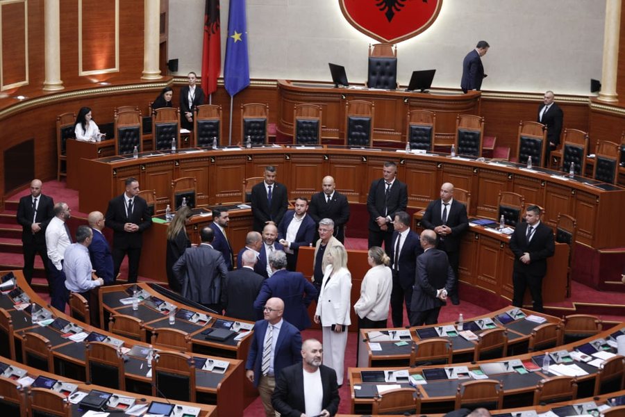 Kuvend dhe Protest&euml;! Opozita 'blindoi' foltoren dhe nuk lejoi