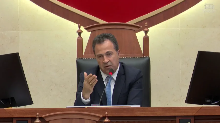 Kuvend dhe Protest&euml;! Opozita 'blindoi' foltoren dhe nuk lejoi