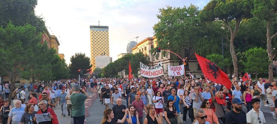 51-dit&euml; protest&euml;/Qytatar&euml;t protestojn&euml; p&euml;rpara