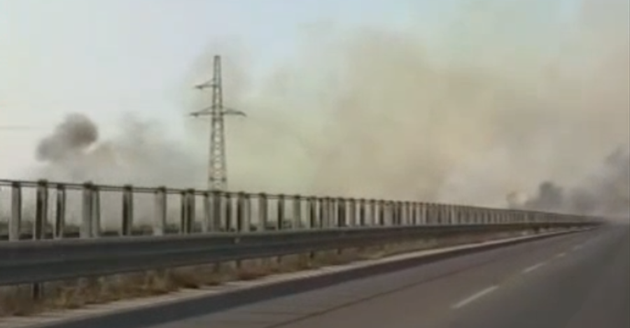 Zjarr p&euml;rgjat&euml; autostrad&euml;s Fier-Vlor&euml;, flak&euml;t