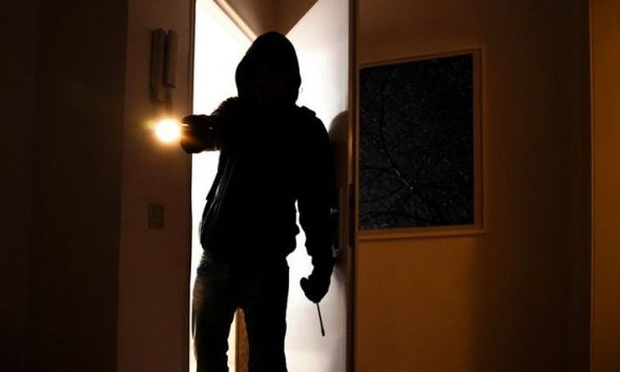 Grabitet posta n&euml; Yrshek, 4 persona me pistolet&euml; lod&euml;r marrin 3