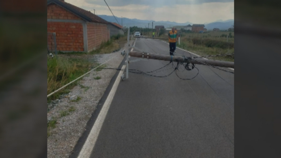 Kuk&euml;si pa drita, stuhia rr&euml;zon shtyllat eletrike