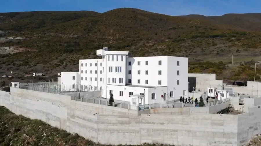 E d&euml;nuar me 2 muaj burg u nda nga f&euml;mij&euml;t...foshnja i bashkohet