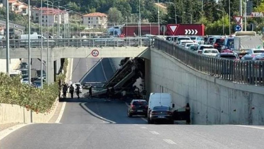 VIDEO/Aksident te rrethrrotullimi i TEG-ut, Policia: Kamioni &ccedil;au