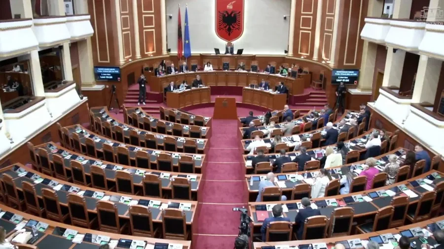 PS u k&euml;rkon deputet&euml;ve t&euml; mos largohen nga Tirana, pritet