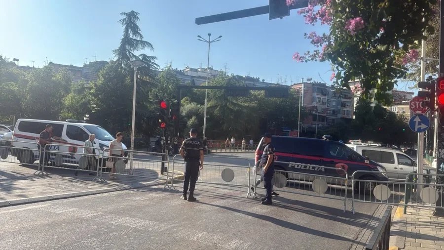 Protestë dhe seancë plenare! Policia rrethon Kuvendin, gardh metalik