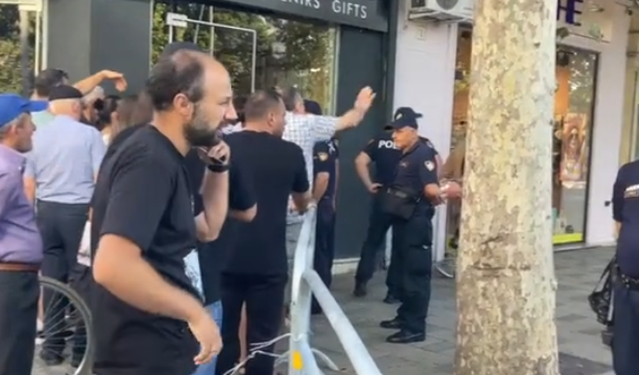 Qytetar&euml;t mblidhen para Kuvendit, rreshtohen p&euml;rball&euml;
