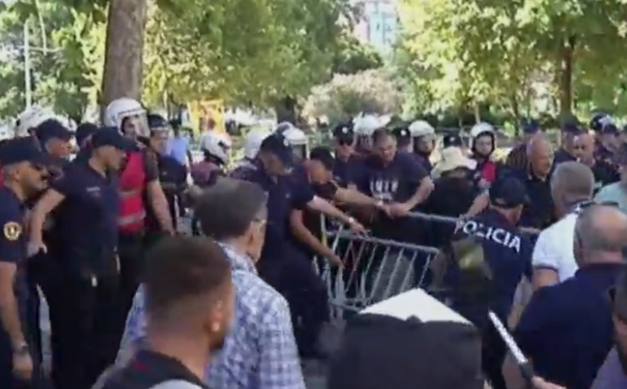 Plas para Kuvendit! Protestuesit heqin gardhin metalik, q&euml;llojn&euml; me