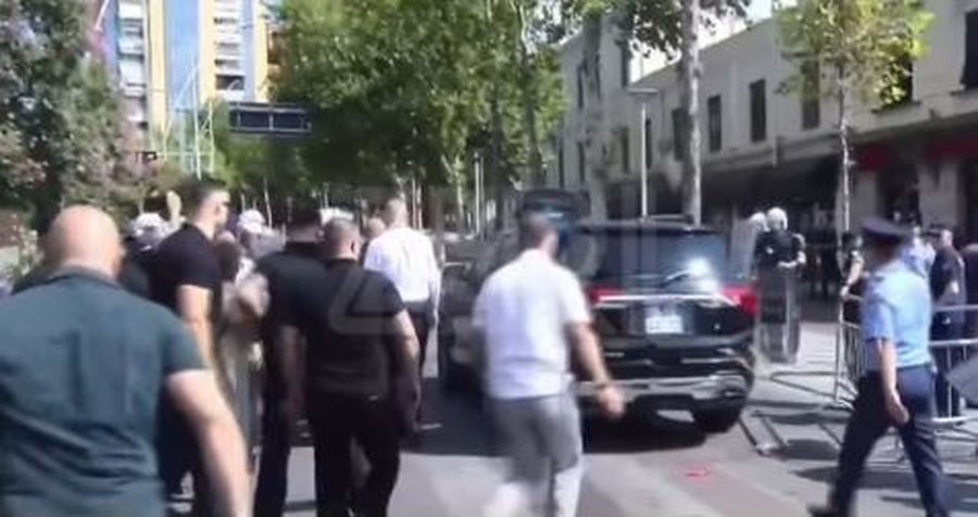 VIDEO/ Tensione para Kuvendit, protestuesit q&euml;llojn&euml; me vez&euml;