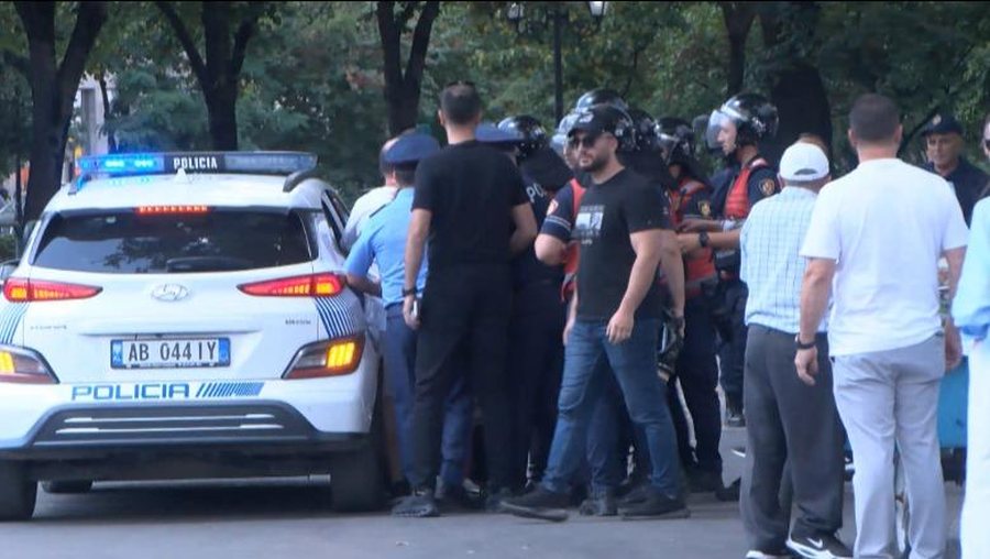 Tensionet n&euml; protest&euml;n para Kuvendit/ 5 protestues t&euml;