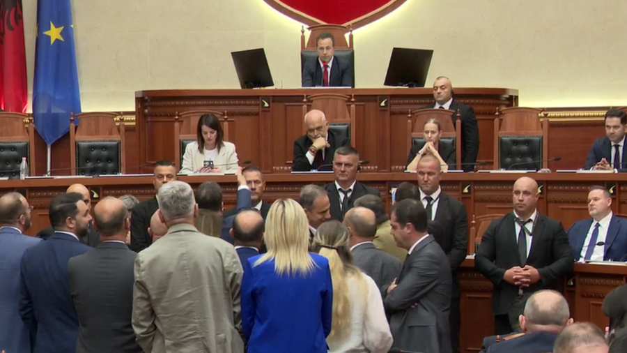 Rama mb&euml;rrin n&euml; Kuvend, opozita e pret me thirrjet e protestuesve: