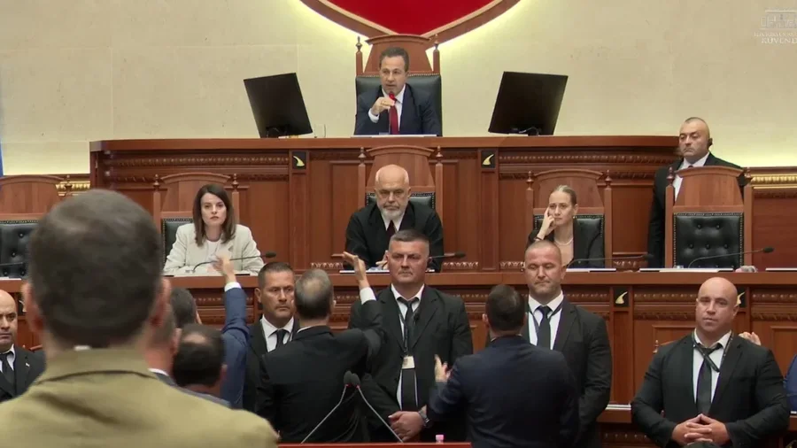 Pas kaosit n&euml; sall&euml;, Kuvendi mbyll diskutimet dhe kalon n&euml; votim