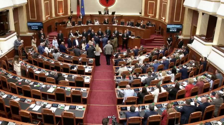 PS voton rendin e dit&euml;s, opozita bllokon foltoren: Hajdut