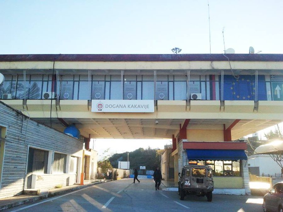 T&euml; h&euml;n&euml;n doganier&euml;t grek&euml; n&euml; grev&euml;, mbyllet
