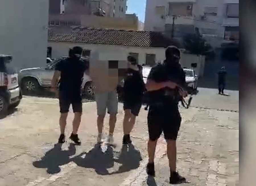 N&euml; k&euml;rkim nd&euml;rkomb&euml;tar p&euml;r trafik droge, arrestohet