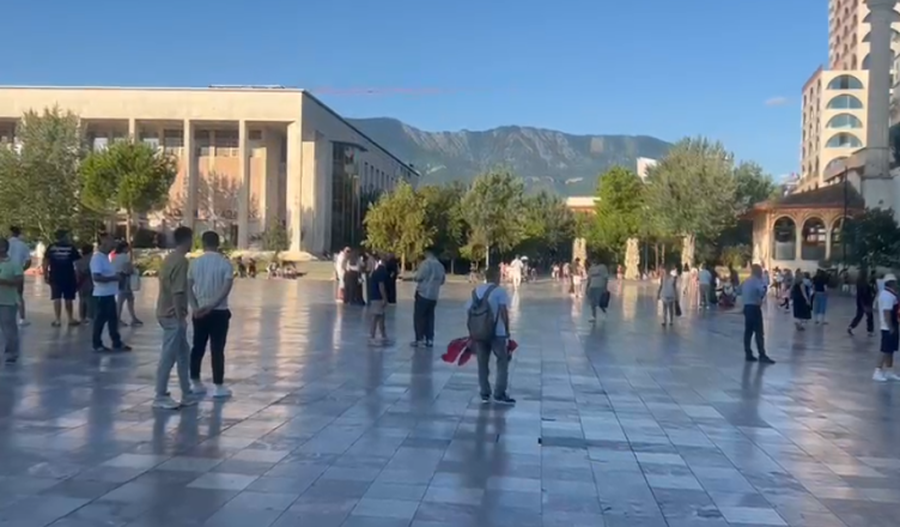 Dita e 56-t&euml; e protest&euml;s komb&euml;tare, qytetar&euml;t mblidhen