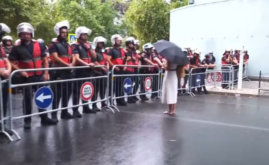 “Shqiponjat” në vijën e parë, gardh metalik e