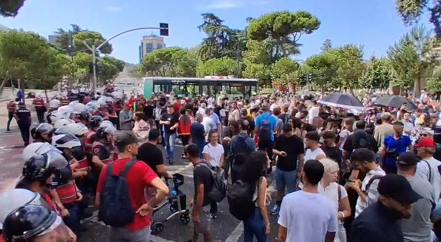 Protestuesit ndahen, nj&euml; pjes&euml; e tyre vendosen te Ministria e