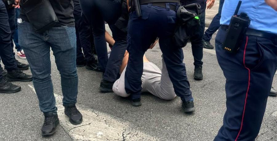 &Ccedil;ahet kordoni i Policis&euml;/ Shoq&euml;rohen disa protestues, mes tyre