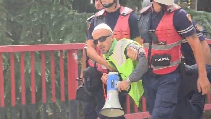 &Ccedil;ahet kordoni i Policis&euml;/ Shoq&euml;rohen disa protestues, mes tyre