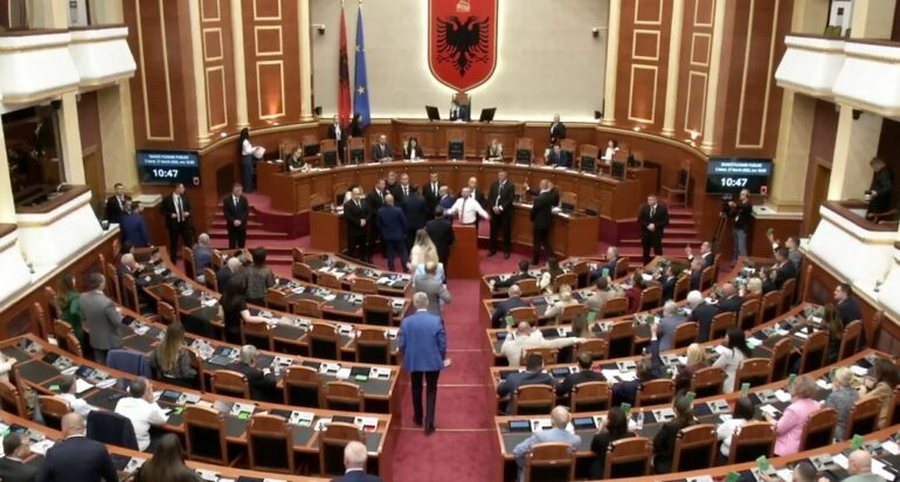 Mbyllet seanca e par&euml;! PS kalon n&euml; procedur&euml; t&euml;
