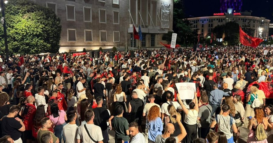 Dita e 58-t&euml; e protest&euml;s komb&euml;tare! Qytetar&euml;t